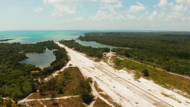 Construção do aeroporto em uma ilha tropical. — Vídeo de Stock