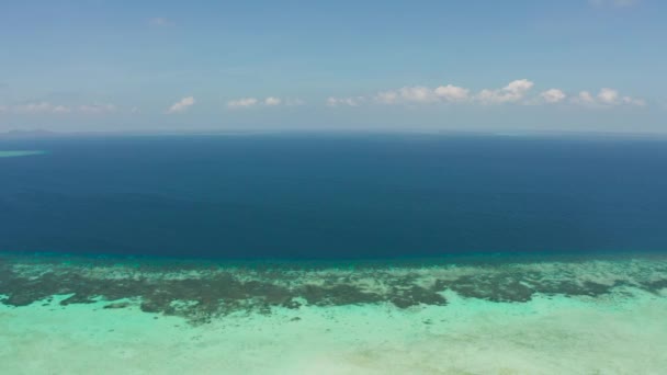 Paisaje marino con arrecife de coral y atolón en el mar azul Balabac, Palawan, Filipinas. — Vídeo de stock