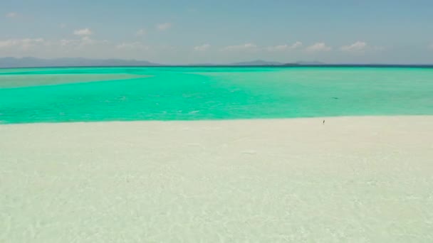 Praia tropical e mar azul com ondas. — Vídeo de Stock