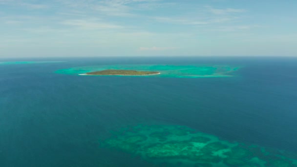 Île tropicale avec plage de sable fin. Balabac, Palawan, Philippines. — Video