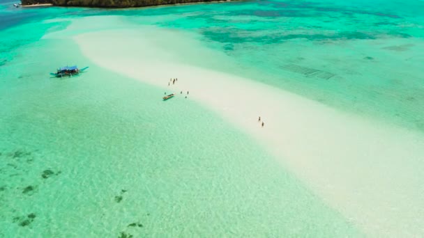 Zandstrand in de lagune met turquoise water. Balabac, Palawan, Filipijnen. — Stockvideo