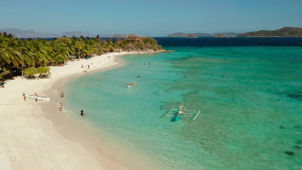 Malerische Insel mit weißem Sandstrand, Blick von oben. — Stockfoto