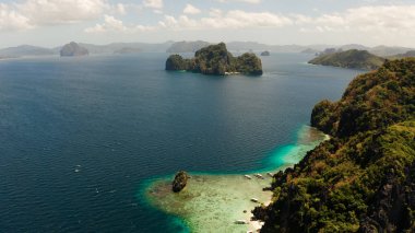Tropik deniz suyu lagünü ve plaj, Filipinler, El Nido.