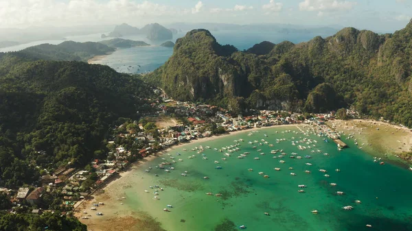 Barcos turísticos en una bahía con agua azul — Foto de Stock