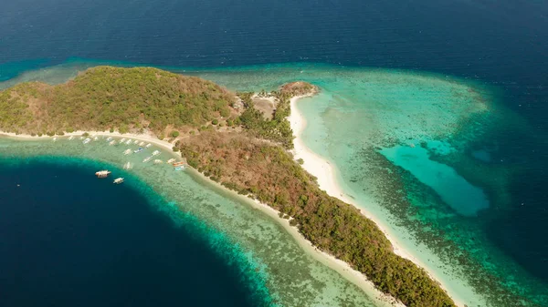 Torpical island with white sandy beach, top view. — Stock Photo, Image