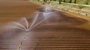 Tarım arazisindeki sulama sistemi.