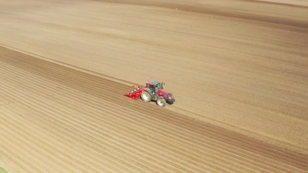 Tractor con gradas de disco en las tierras de cultivo — Vídeos de Stock