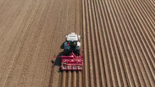 Mezőgazdasági területen tárcsás boronával felszerelt traktor