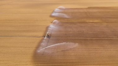 Tarım arazisindeki sulama sistemi.