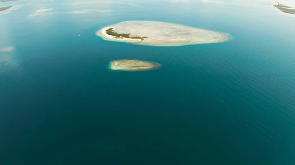 Tropisch eiland met zandstrand. Palawan, Filipijnen — Stockfoto
