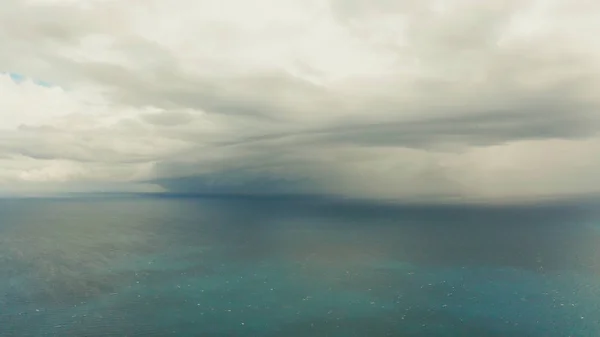 Paisaje marino, mar azul, cielo con nubes e islas — Foto de Stock