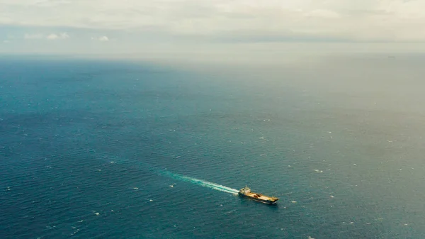 Buque de carga en el mar azul abierto, Filipinas. — Foto de Stock