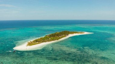 Kumlu sahil ve mavi denizle seyahat konsepti. Balabac, Palawan, Filipinler.