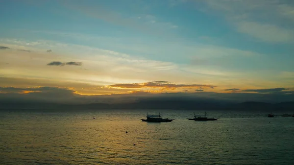 Puesta de sol sobre el mar. Boracay, Filipinas — Foto de Stock