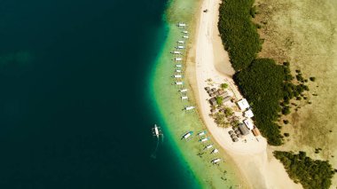 Kumlu bir tropik ada. Palawan, Filipinler