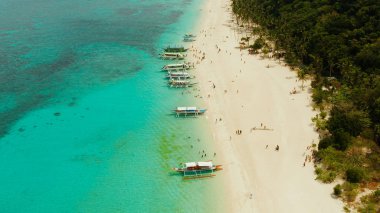 Tropik sahil ve mavi göl.