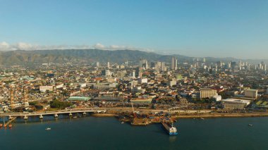 Gökdelenleri ve binaları olan modern şehir Cebu, Filipinler.