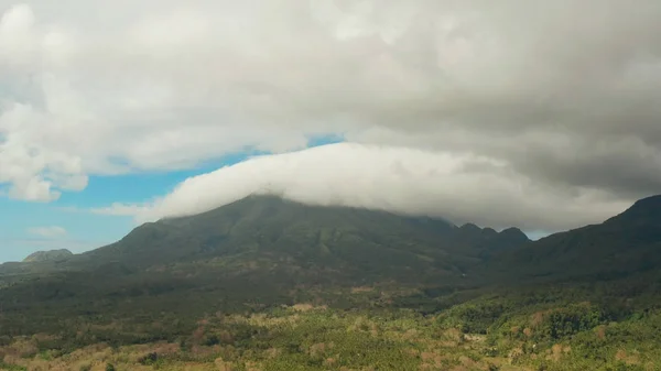 Montagnes couvertes de forêt tropicale, Philippines, Camiguin. — Photo