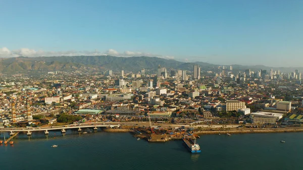 Nowoczesne miasto Cebu z drapaczami chmur i budynkami, Filipiny. — Zdjęcie stockowe