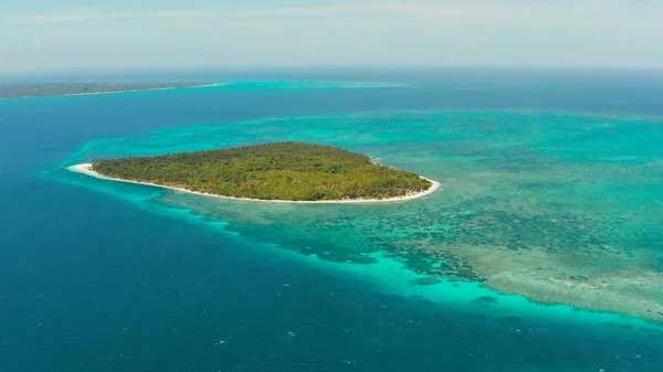 Mare con isola e lagune tropicali. Balabac, Palawan, Filippine. — Foto Stock