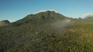 Dağlarla kaplı yağmur ormanları, Filipinler, Camiguin.