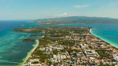 Kumlu plajı olan tropik bir ada, Boracay, Filipinler