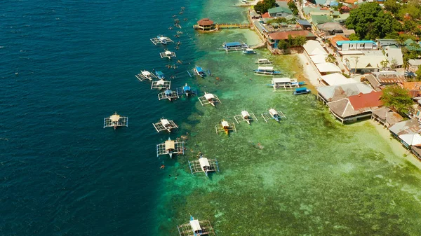 Touristen schnorcheln im Korallenriff, Moalboal, Philippinen — Stockfoto