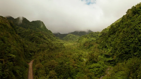 Montagnes couvertes de forêt tropicale, Philippines, Camiguin. — Photo