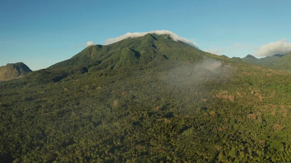 Dağlarla kaplı yağmur ormanları, Filipinler, Camiguin.