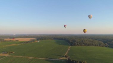 Sıcak hava balonları gökyüzünde