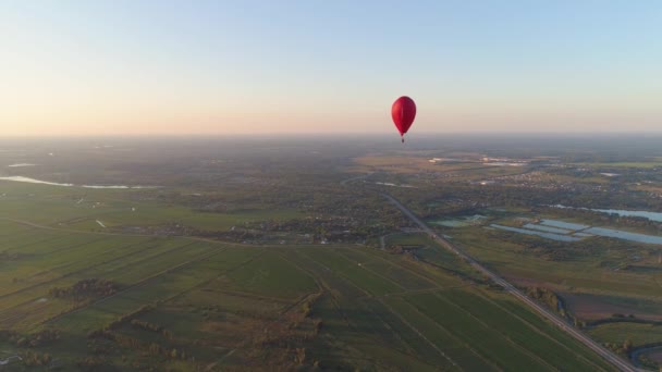 Varm luft ballong form hjärta i himlen — Stockvideo