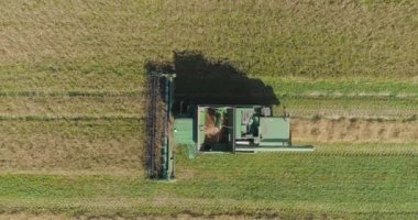 Buğday tarlasında hasatçıyı birleştir