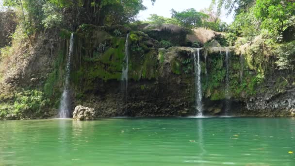 Prachtige tropische waterval. Filippijnen, Luzon — Stockvideo