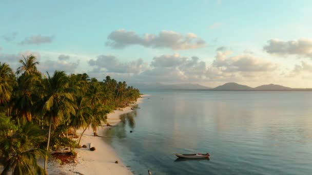 Kolorowy zachód słońca nad tropikalnymi wyspami. — Wideo stockowe