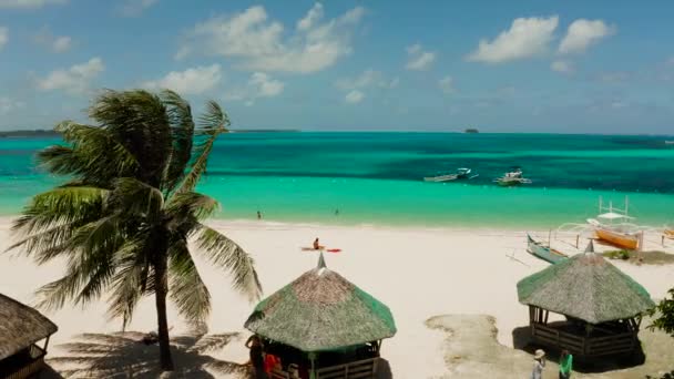 Île tropicale de Daco avec une plage de sable et des touristes. — Video