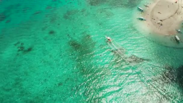 Paisaje marino, arrecife de coral y mar azul con lancha a motor . — Vídeos de Stock