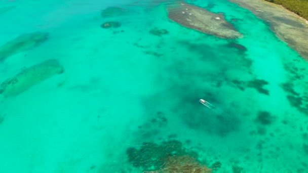 Zeegezicht, koraalrif en blauwe zee met motorboot. — Stockvideo