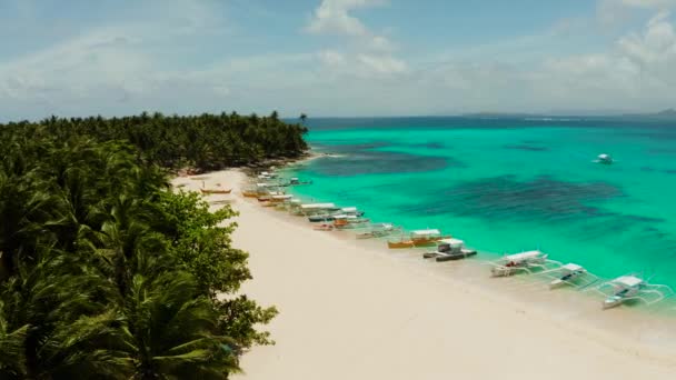 Isla Tropical de Daco con una playa de arena y turistas. — Vídeos de Stock