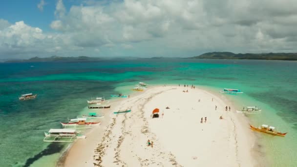모래사장 이 있는 열 대의 섬. 필리핀의 카미 갱 — 비디오
