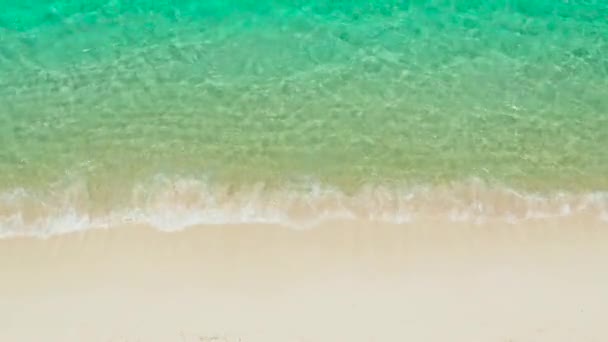 Тропічний пляж і блакитне море з хвилями . — стокове відео