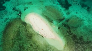 Kumsalı ve turistleri olan kumlu bir ada. Çıplak Ada, Siargao