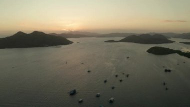 Deniz ve adalar üzerinde gün batımı. Filipinler, Palawan