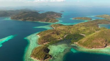 Kumlu plajlı tropik ada, Filipinler, Palawan