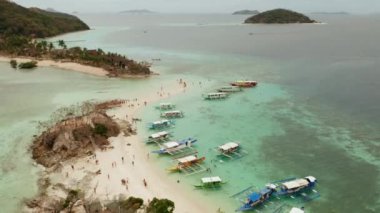 Beyaz kumlu sahili olan küçük torpik bir ada..