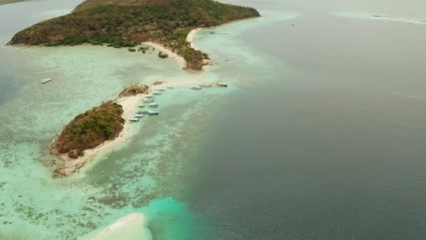 Mała wyspa torpic z białą piaszczystą plażą, widok z góry. — Wideo stockowe