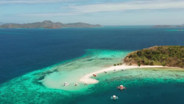 Tropische Insel mit Sandstrand, Philippinen, Palawan — Stockvideo