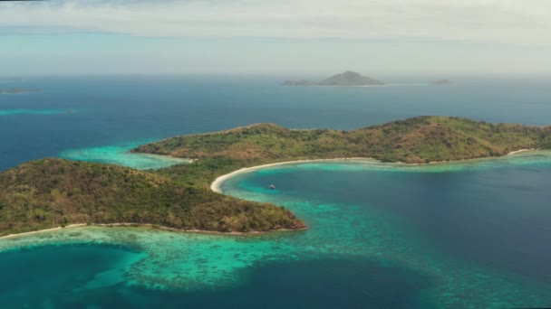 Ilha tropical com praia de areia, Filipinas, Palawan — Vídeo de Stock