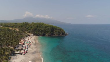 Tropik bir tatil beldesinde kumlu bir sahil