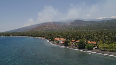 Tropikal plajlı deniz manzarası