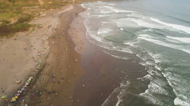 Okyanus kıyısındaki kumlu sahil Yogyakarta